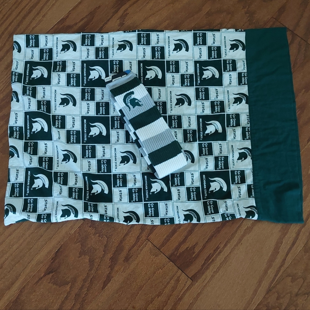 One Size FBF Official NCAA Michigan State Spartans Socks & Pillowcase